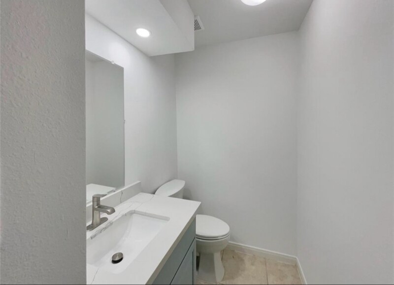 Building Photo - 2805 Cambridge Ln