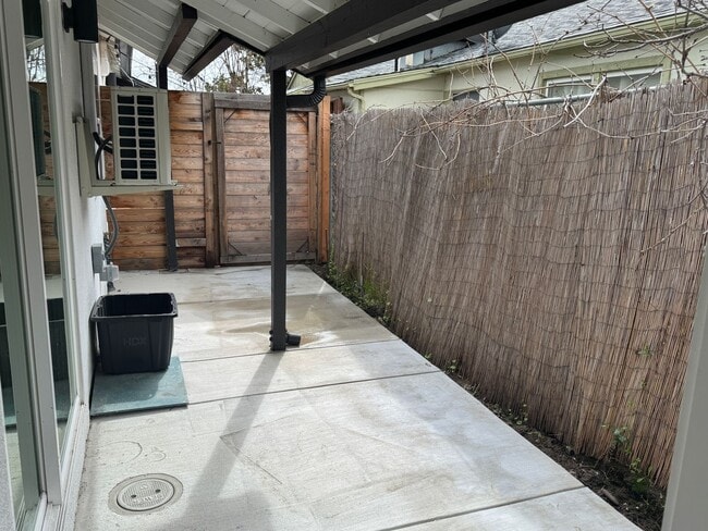 Building Photo - 2 Bedrooms, 1 Bath, Garage, Washer and Dryer Hookups