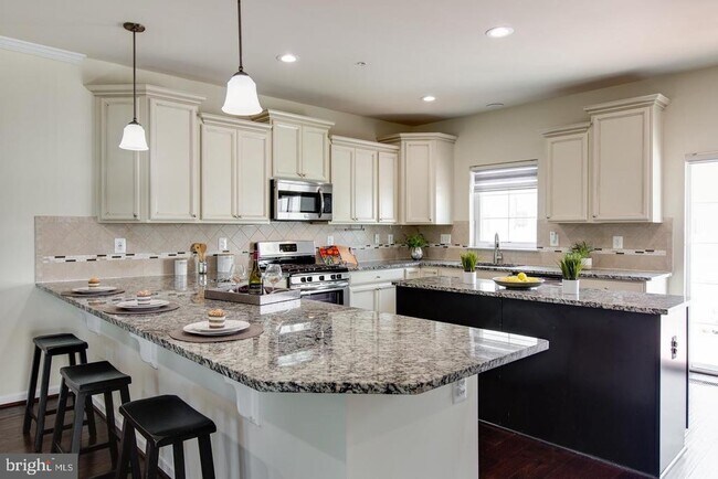 Building Photo - 7201 Thackley Way