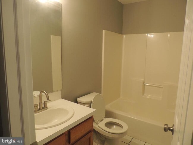 Building Photo - 404 Pinebrooke Cir