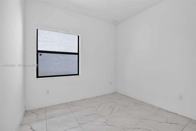 Building Photo - 4574 SW 173rd Ave