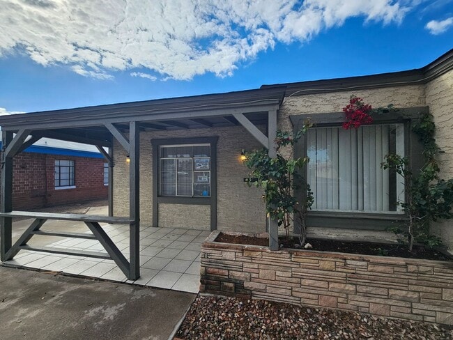 Building Photo - 1 BR 1 BATH FULL REMODEL UPPER UNIT FREE RENT OAC