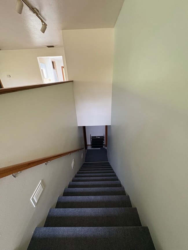 Building Photo - Large studio apartment with use of pool!