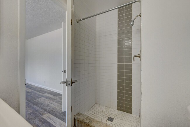 Building Photo - $2,900.00, 5 bed, 3 bath in Denver with Fi...
