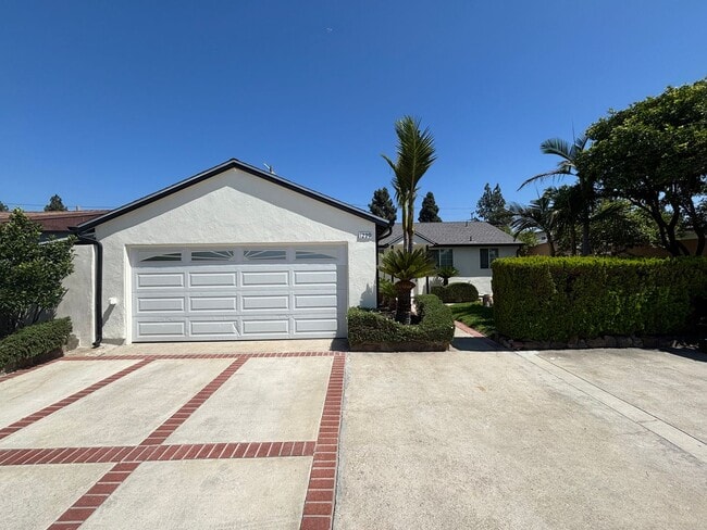 Building Photo - Single-Story 3-Bedroom Pool Home with RV P...