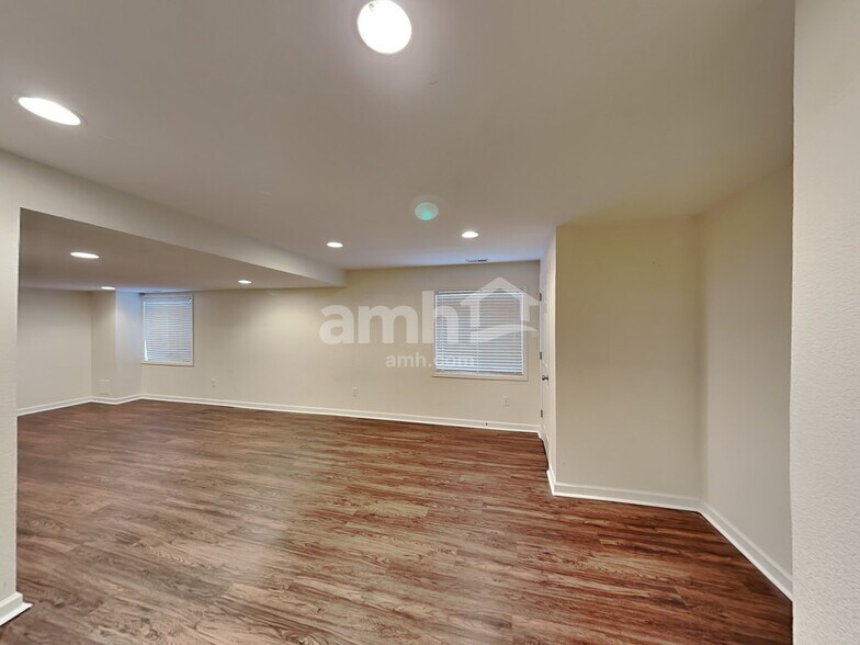 Building Photo - 9752 E 112th Dr