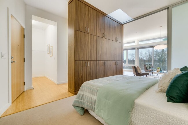 Building Photo - Light & bright 1-bdrm/1-bath condo in desi...