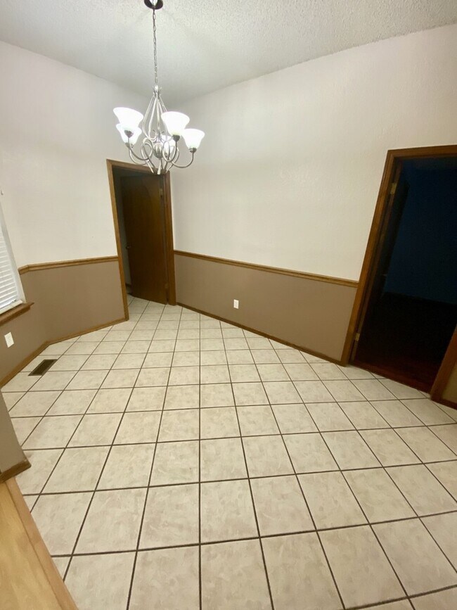 Building Photo - Storm Shelter! 3 bed 2 bath 2 car garage h...