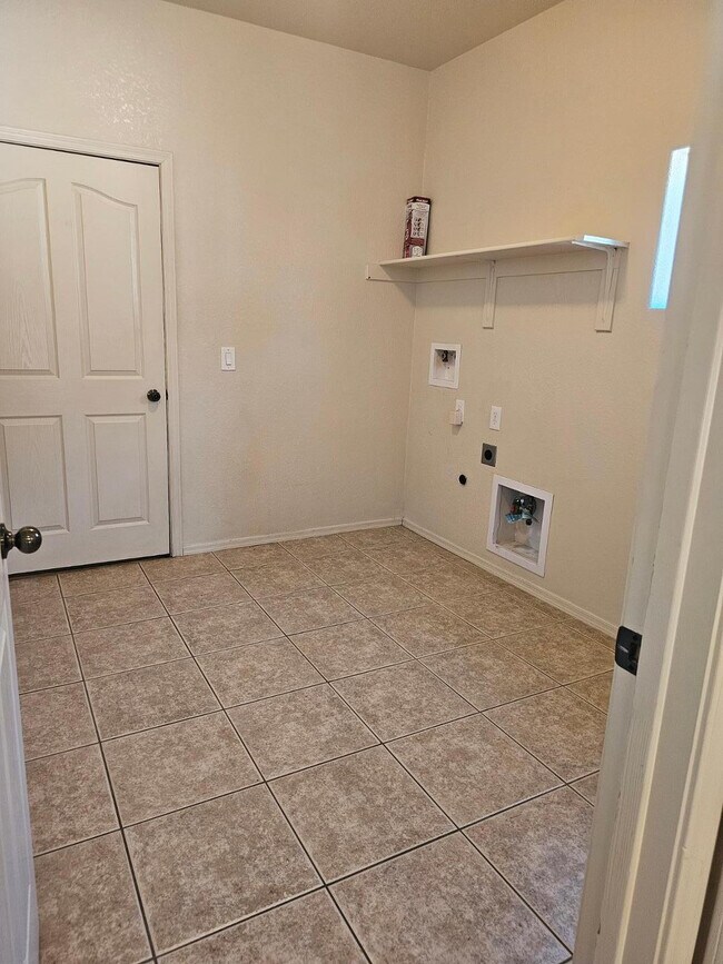 Building Photo - 900 Estancia Dr