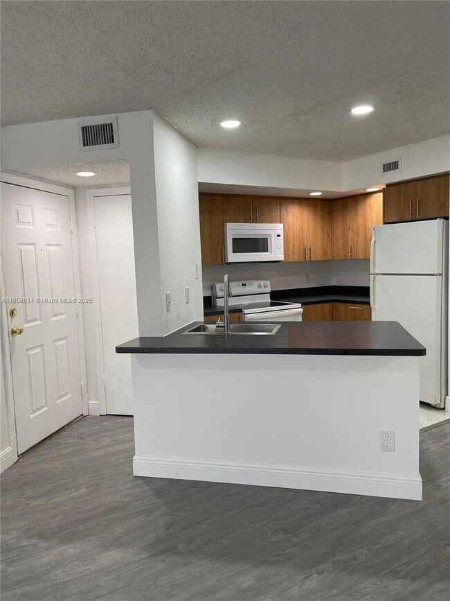 Building Photo - 12400 Vista Isles Dr