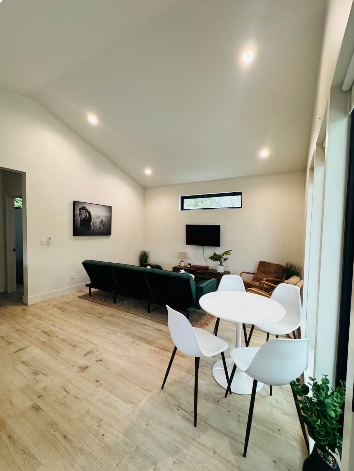 Building Photo - 717 Loma St