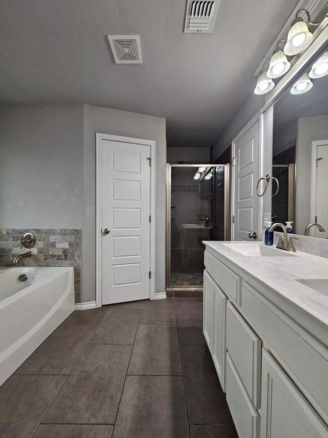 Building Photo - (3) Bed/(2) Bath in Bellatona Addition! Avail NOW!