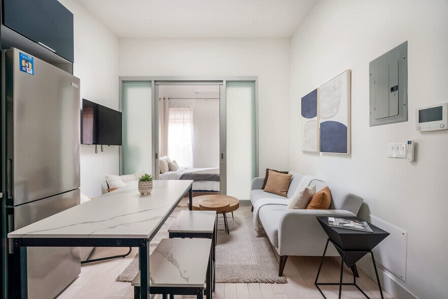 Building Photo - 317 E 78th St