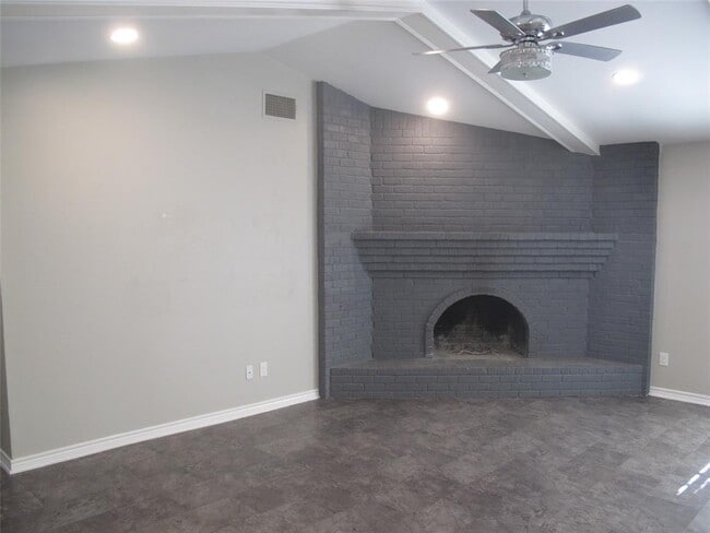 Building Photo - 3504 Roanoke Dr