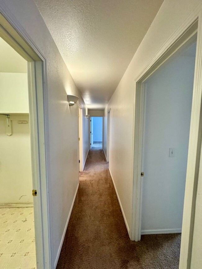 Building Photo - 3 Bedroom 1.5 Centrally Located Condo