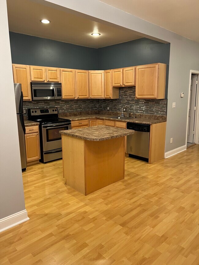 Building Photo - 3965 Shenandoah Ave