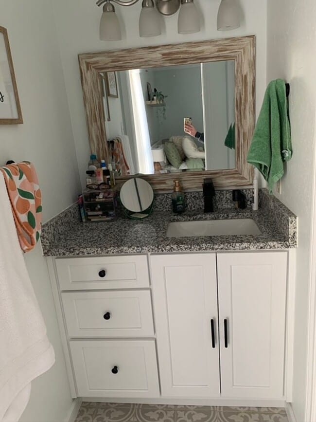 Building Photo - Updated Baylor Furnished Condo
