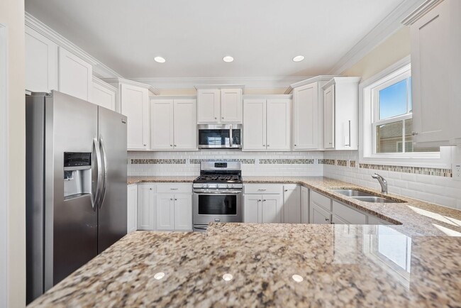 Building Photo - Chick's Beach Condo 3BR & 3.5BA w/2-car garage