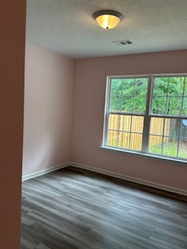 Building Photo - 3 BR/ 2 BA Attached Home