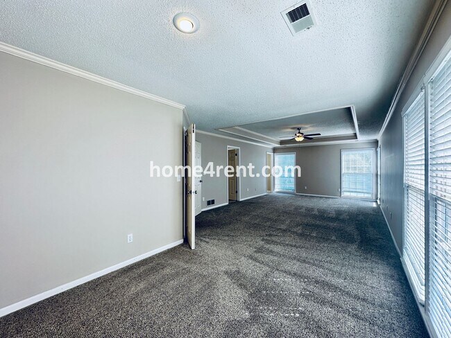 Building Photo - Beautiful, Spacious Home w/ Open Floor Pla...