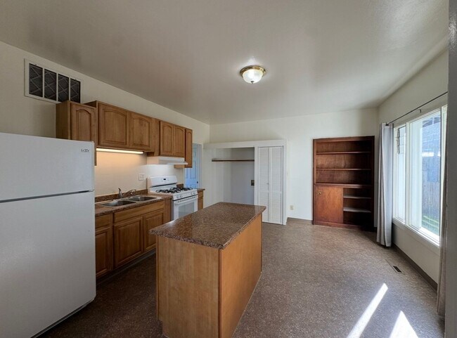 Building Photo - 250 Grant St