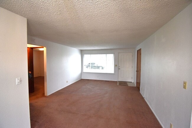 Building Photo - Well kept duplex with garage.