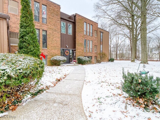 Building Photo - 33803 Electric Blvd