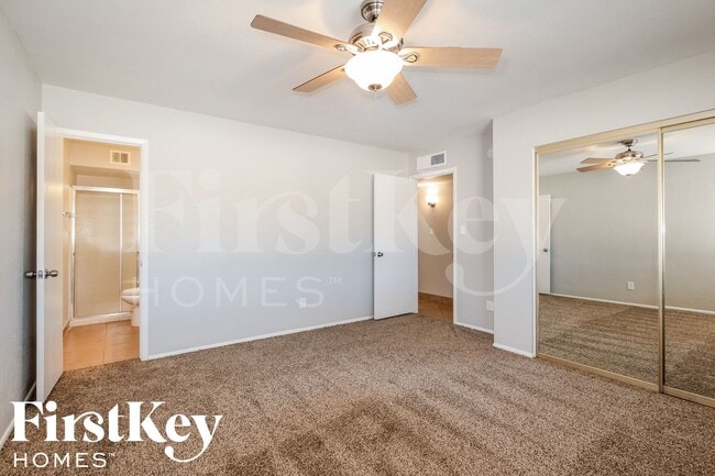 Building Photo - 2324 E Paradise Dr