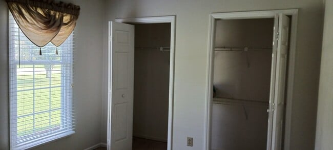 Building Photo - 215 Forest Oaks Dr