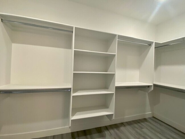 Building Photo - SPACIOUS HOME FOR RENT!
