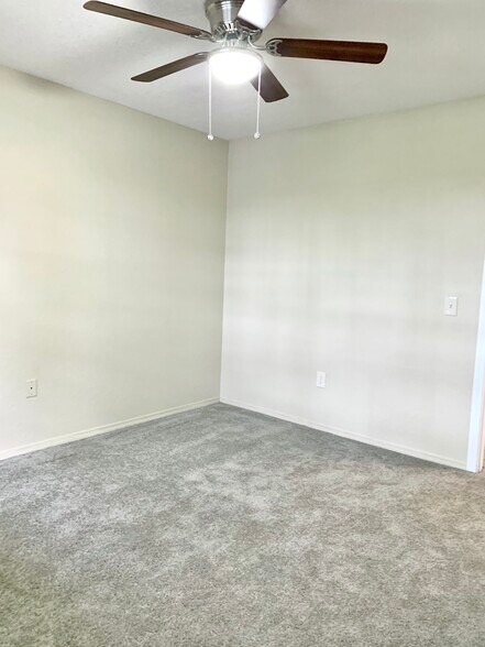 Building Photo - 13803 Fairway Island Dr