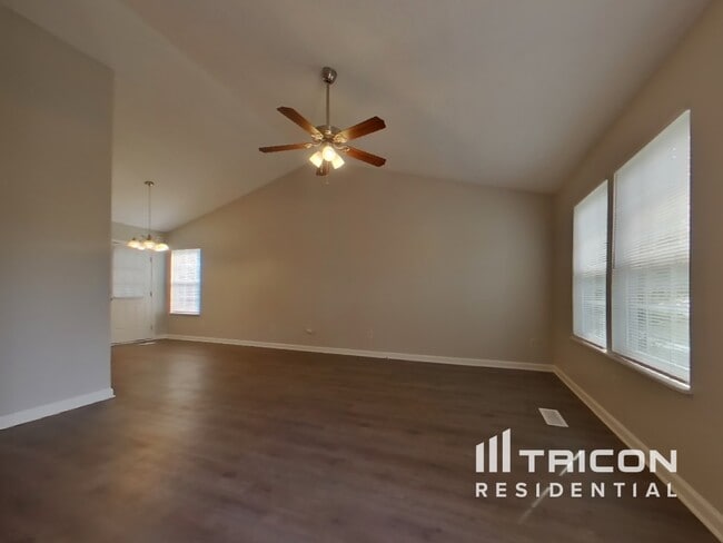 Building Photo - 64 Sweet Thorne Cir