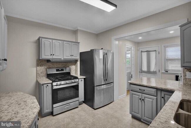 Building Photo - 23 Trebor Pl