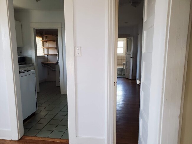 Building Photo - 817 Lucile Ave
