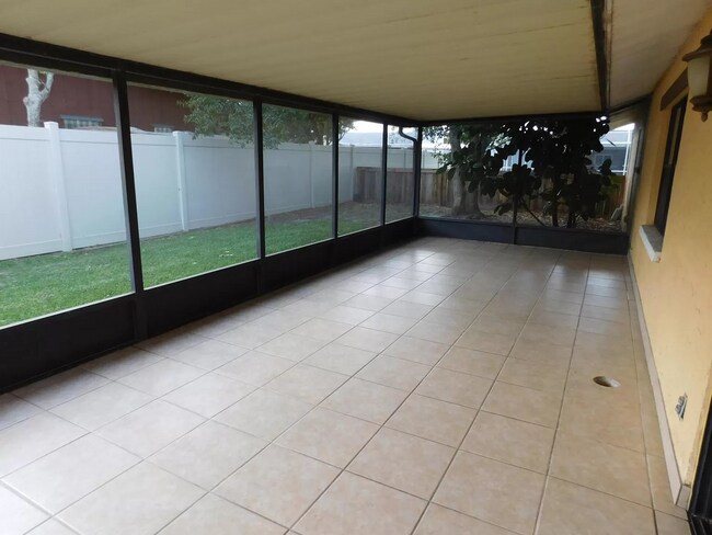 Building Photo - Fantastic 3/2 Home in Sarasota, with Yard ...