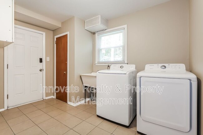 Building Photo - 1613 Kenmare Dr