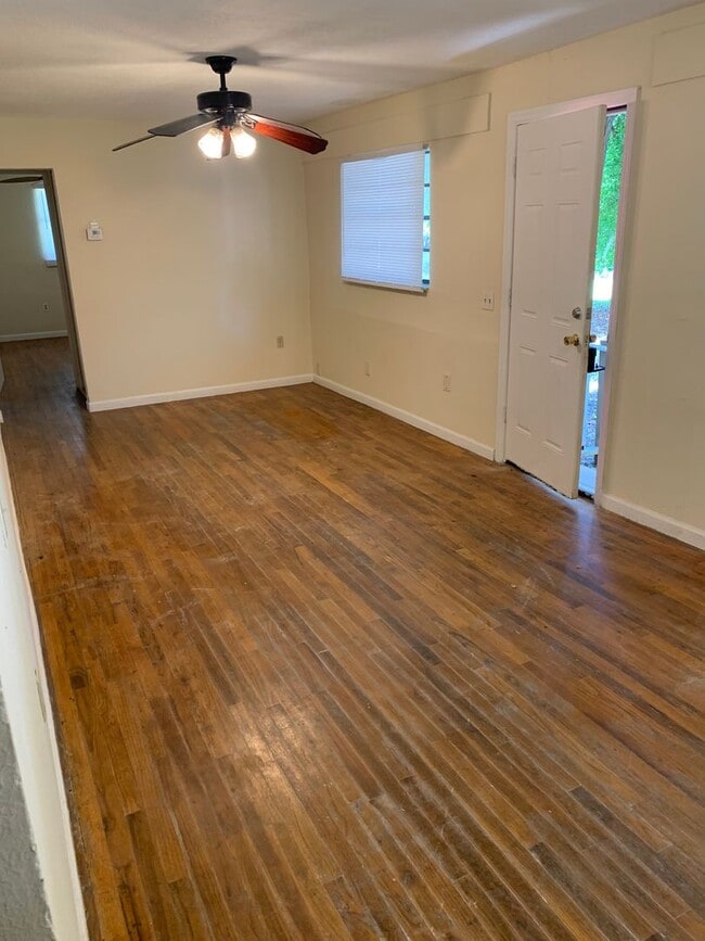 Building Photo - House with big yard close to airport