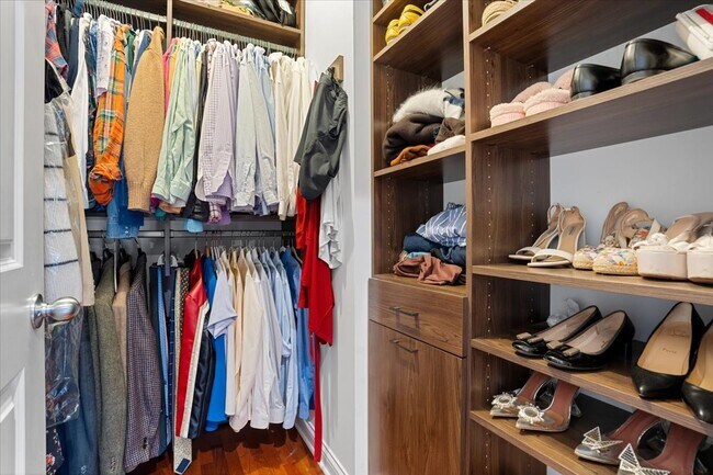 Building Photo - 1018 N Hermitage Ave