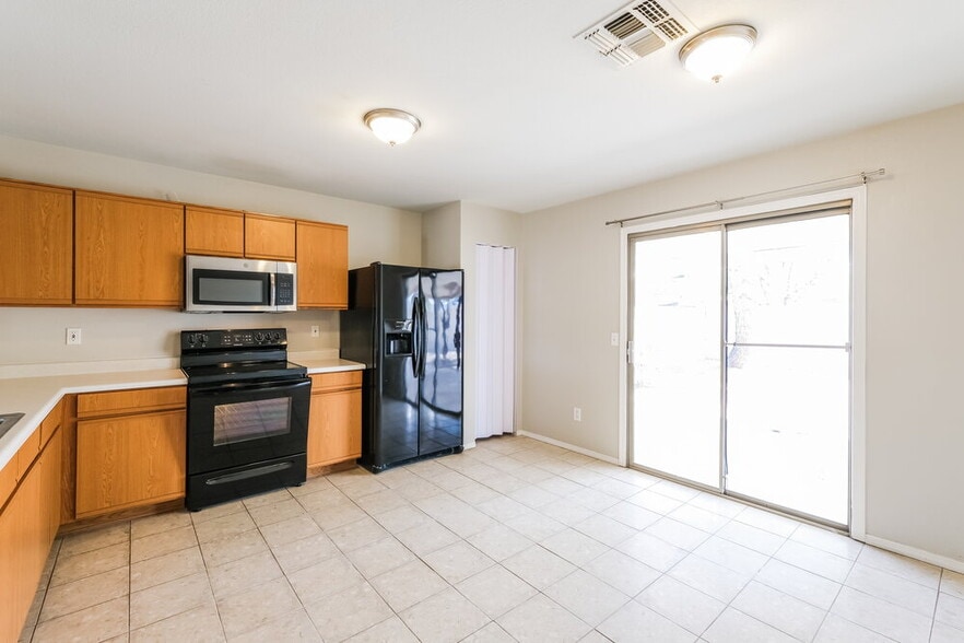Building Photo - 11815 W Columbine Dr