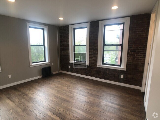 Building Photo - 684 Riverside Dr