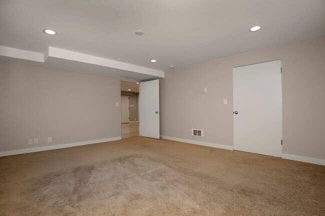 Building Photo - 1518 5th Ave W