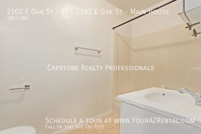 Building Photo - 2102 E Oak St