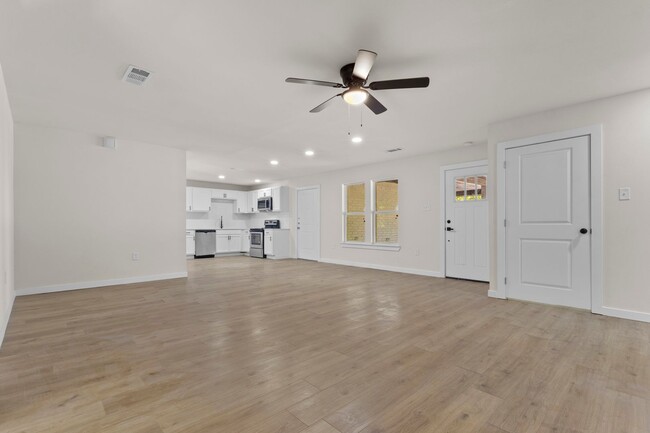 Building Photo - Lease Opportunity in Arlington!
