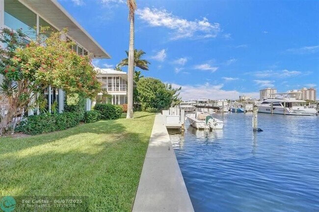 Building Photo - 2760 Yacht Club Blvd