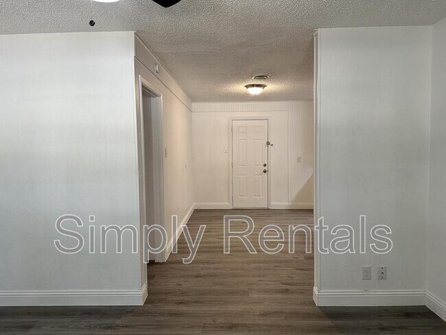 Building Photo - Poplar St 3211