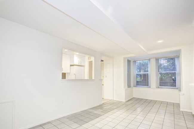 Building Photo - 1217 1/2 Independence Ave SE-