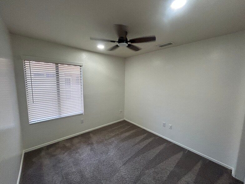 Building Photo - 1121 E Monona Dr
