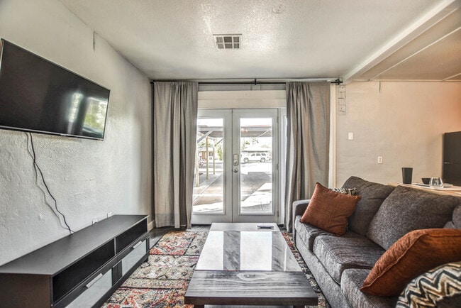 Building Photo - 2 Bd 2 Ba + Guest House with Fully Furnish...