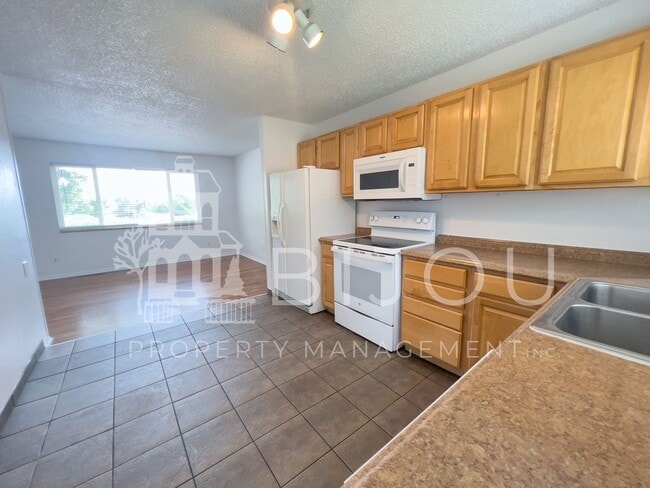 Building Photo - Lovely Four Bedroom