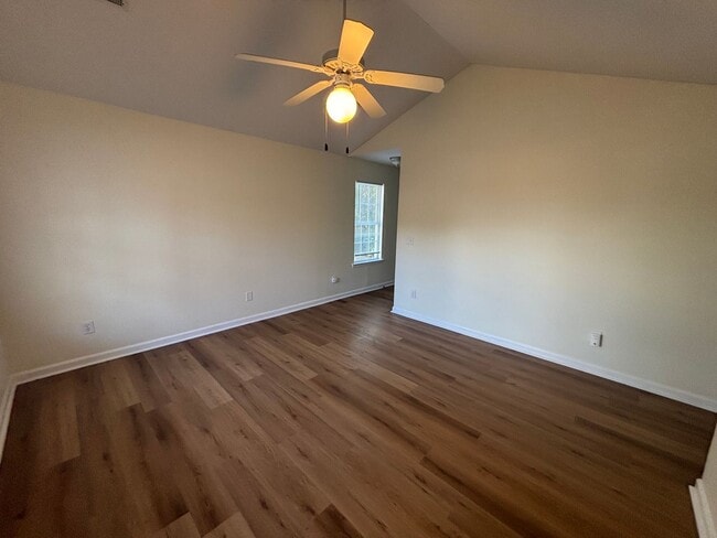 Building Photo - 3 Bed 3 Bath Garage Apartment Home